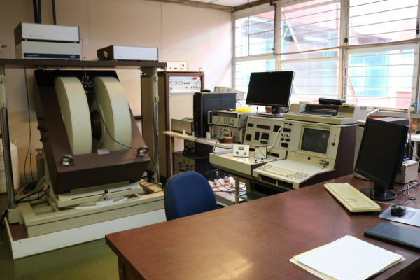Espectrômetro Bruker ESP-300 equipado com eletromagneto